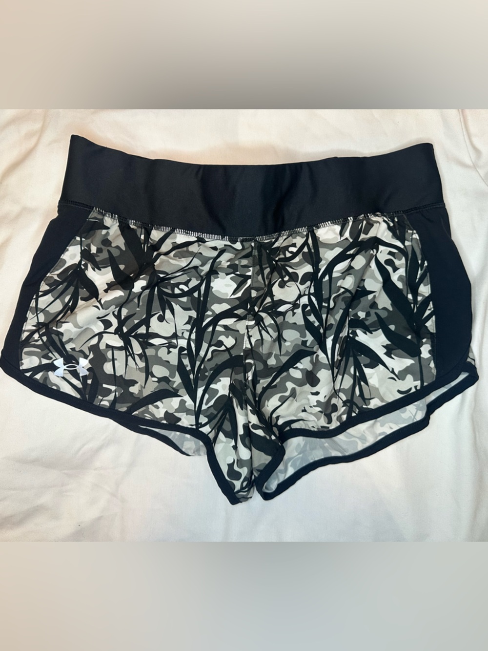 Under Armour Speedpocket Running Shorts Womens Medium Camo Print Lined Athletic